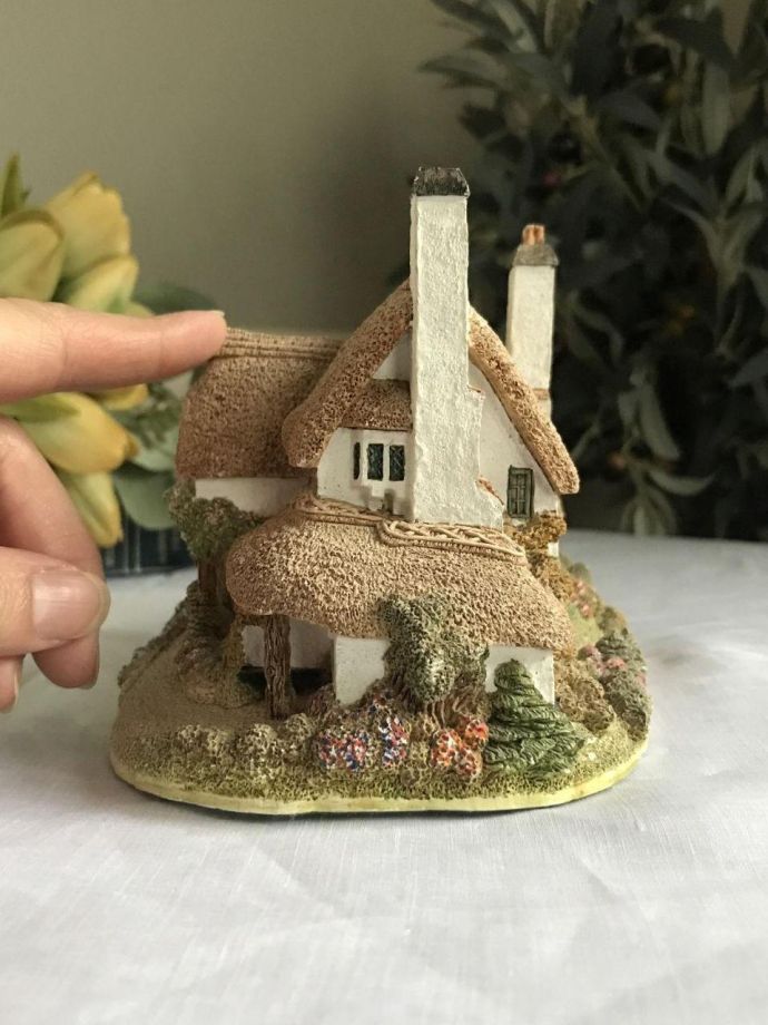 イギリスのLilliput Lane(リリパット レーン)のおしゃれなお家、白い