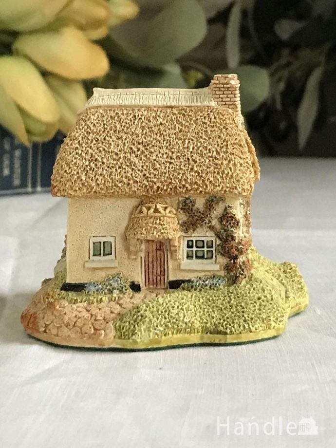 白いラブチェアベンチが置かれたミニチュアハウス、Lilliput Lane