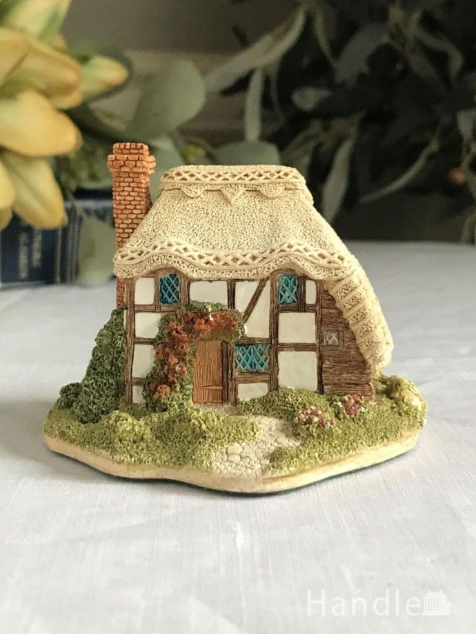 Lilliput Lane(リリパット レーン)のミニチュアハウス、かやぶき屋根が可愛いおとぎ話の家