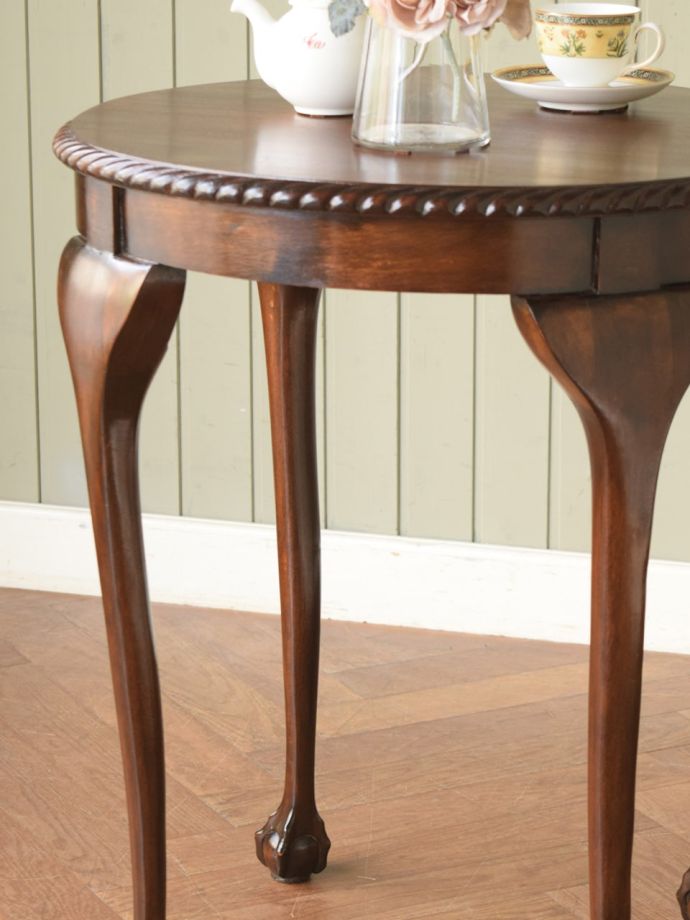 英国のアンティークテーブル、クロウ＆ボールの脚が美しいサイド 