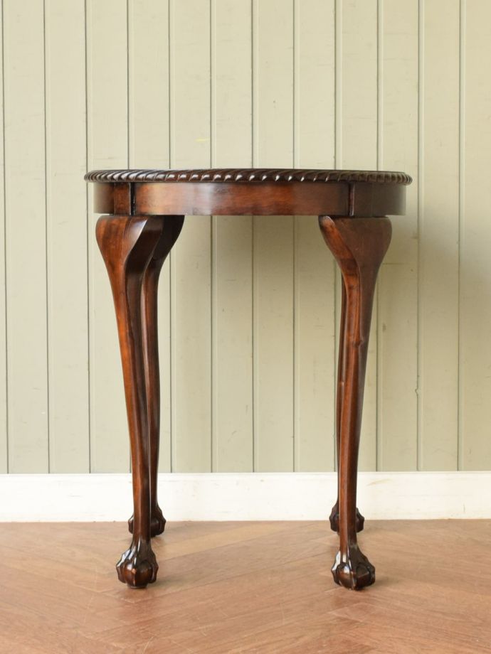 英国のアンティークテーブル、クロウ＆ボールの脚が美しいサイドテーブル