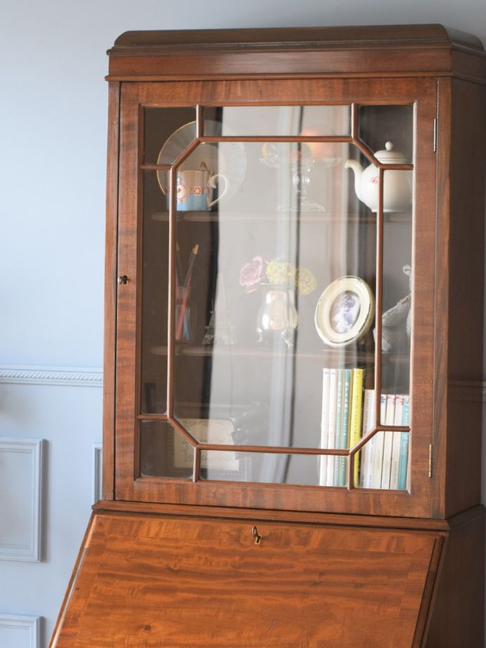 英国のアンティーク書斎机、飾り棚付きデスクのビューローブックケース