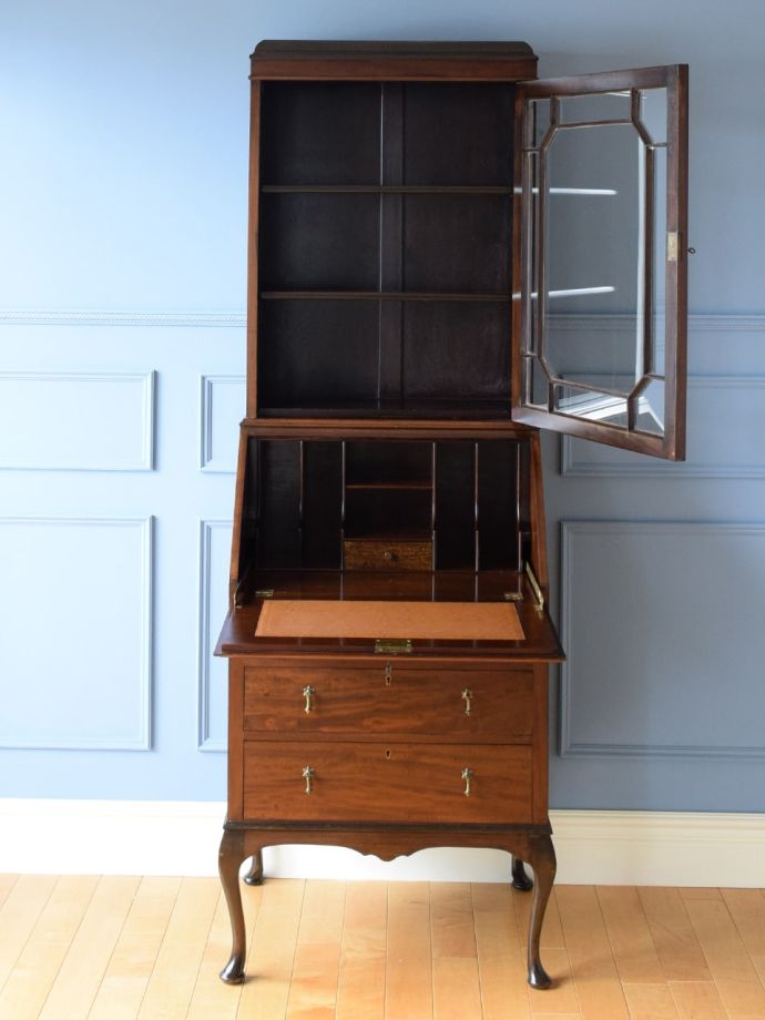 英国のアンティーク書斎机、飾り棚付きデスクのビューローブックケース 