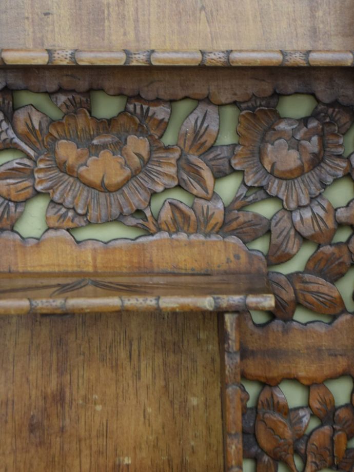 英国のアンティークのおしゃれな壁掛け棚、デコラティブな彫が美しいウォールシェルフ