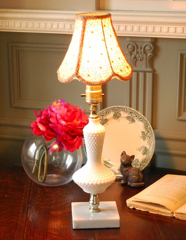 照明・ライティング　英国アンティーク、ドット模様のミルクガラスのテーブルランプ（ホブネイルスタイル）。ドット模様は明かりを点けると陰影が美しいランプです。(m-1121-z)