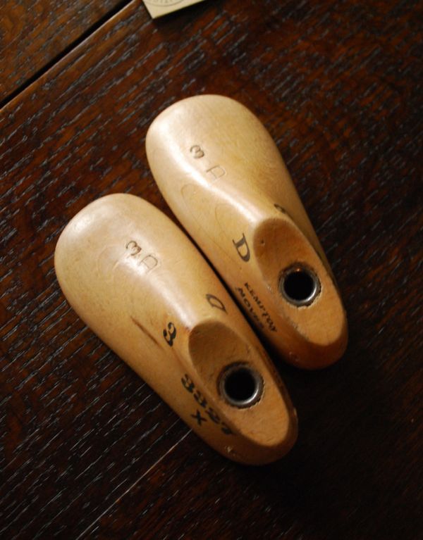 木のアンティーク雑貨 木製靴型(こどもサイズ）(m-1153-z