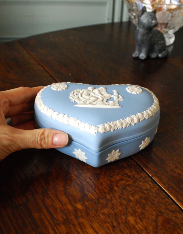 アンティーク 陶磁器の雑貨　アンティーク雑貨　アンティークのジャスパーウェア　ウェッジウッドのハートボックス。さりげなく飾るとお部屋の雰囲気が素敵になります。(m-1173-z)