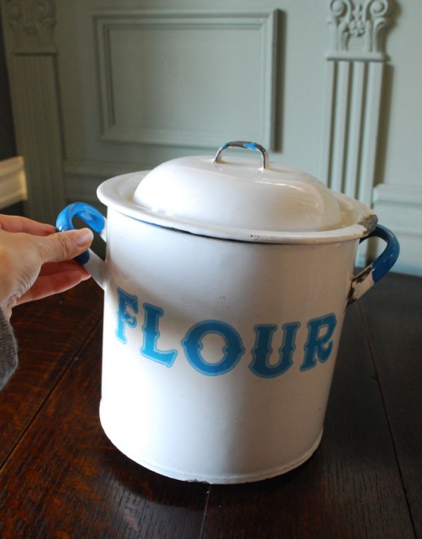 アンティーク ホーロー・アイアン製の雑貨　アンティーク雑貨　アンティーク キャニスター（Flour）フラワー缶。キッチンやパントリー、パウダールームや子供部屋で日用品を入れてお使い下さい。(m-1197-z)