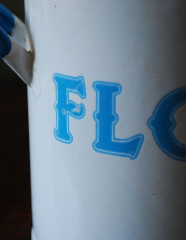 アンティーク ホーロー・アイアン製の雑貨　アンティーク雑貨　アンティーク キャニスター（Flour）フラワー缶。水色のロゴがアクセントになってお洒落なフラワー缶。(m-1197-z)