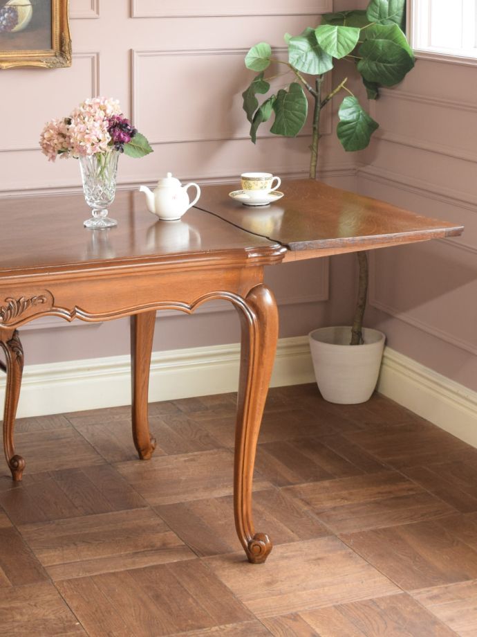 フランスの家具らしい美しい猫脚