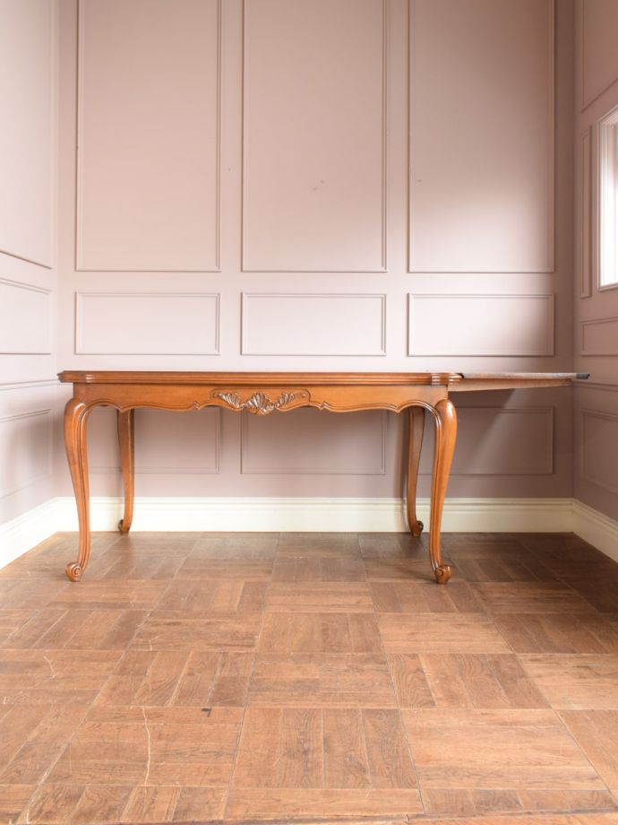 伸長式テーブルを片方開くと