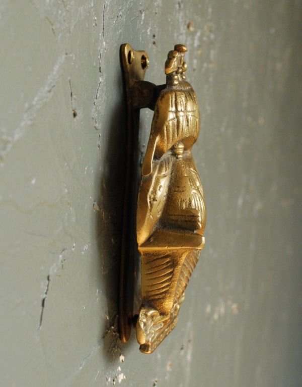 シルバーのテーブルウェア　アンティーク雑貨　英国からのアンティーク雑貨、ガレオン船の真鍮ドアノック（century galleon ）。ドアのアクセントになります。(m-1230-z)