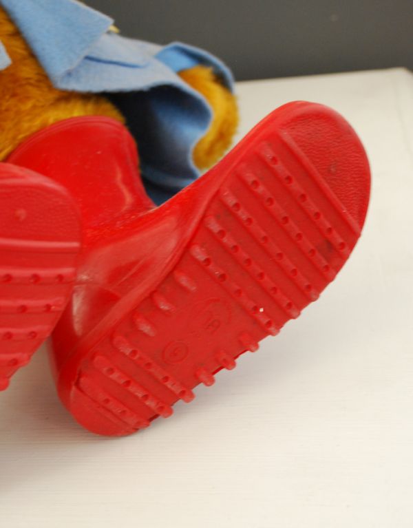 アンティーク その他の雑貨　アンティーク雑貨　マフラー＆赤い長靴履いたアンティーク パディントンベア（ベビーブルー）。靴底はこんなデザインです。(m-1236-z)