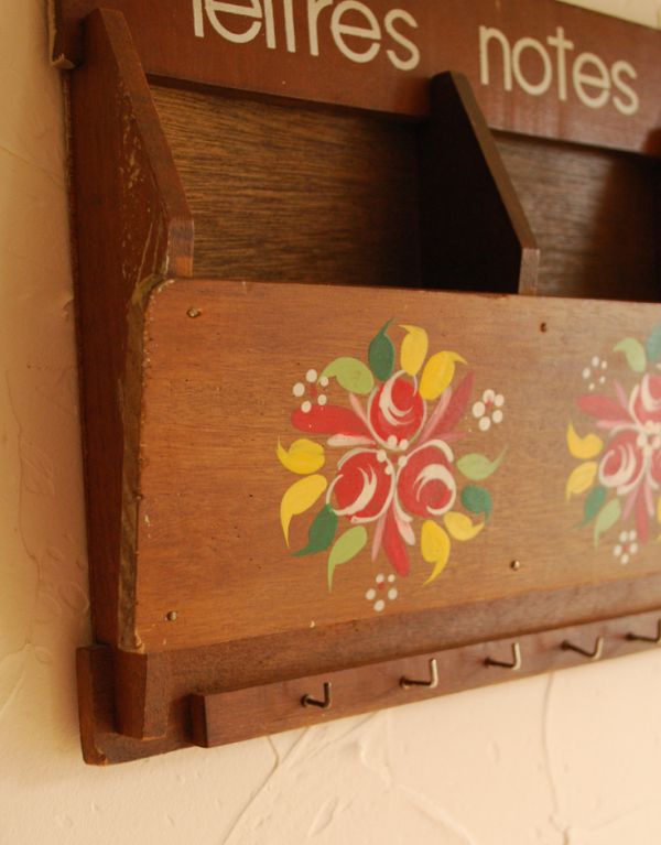 ウォールシェルフ・ウォールハンガー　アンティーク家具　フラワーペイントが可愛い木製のアンティークレターラック。海外らしい字体や色使いはそこにあるだけで雰囲気があります。(m-1238-z)
