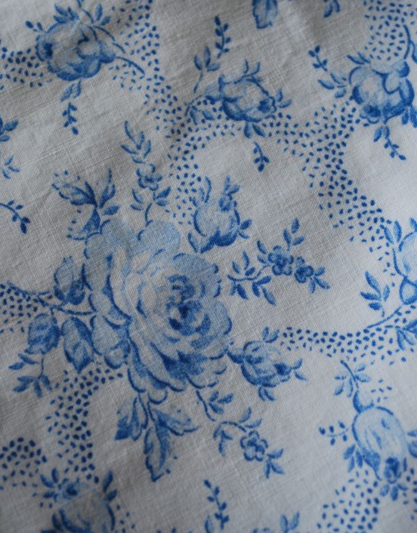 アンティーク 布製の雑貨　アンティーク雑貨　美しいブルーのローズ模様を描いたアンティークピロケース。フランスらしい華やかな生地です。(m-1242-z)