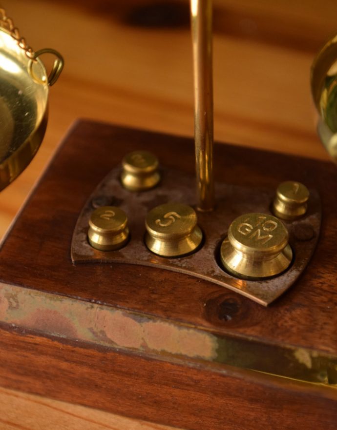 時計・スケール・カレンダー　アンティーク雑貨　英国アンティーク雑貨、真鍮製の小さな天秤はかり。分銅をセットして置けるデザインです。(m-1245-z)