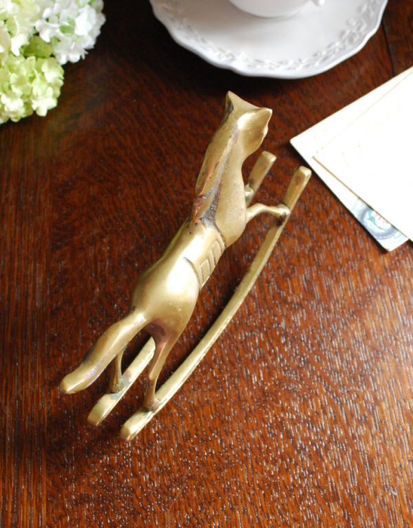 シルバーのテーブルウェア　アンティーク雑貨　真鍮製のアンティーク雑貨、オシャレなロッキングホース（木馬）。コレクションアイテムとしても人気のある真鍮のオブジェ。(m-1249-z)