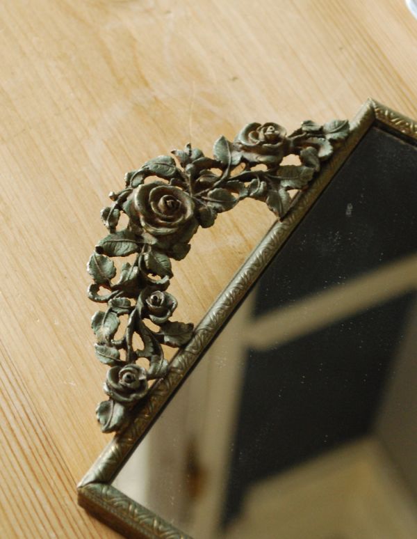 アンティーク雑貨　薔薇の装飾が美しいアンティークミラートレー。とっても繊細にデザインされたローズの装飾が両サイドに付いています。(m-1250-z)