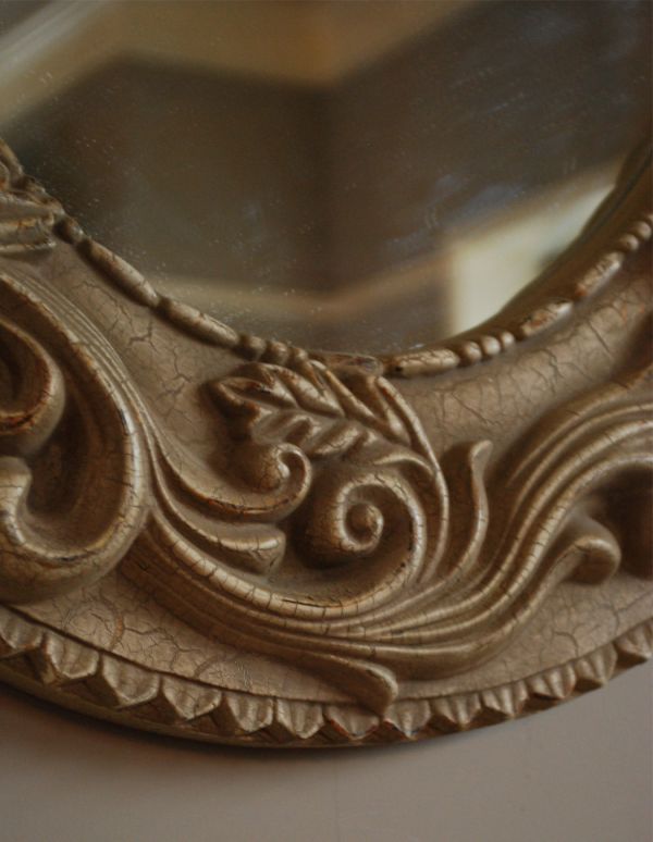 アンティーク フレーム付きミラー　アンティーク雑貨　植物モチーフが美しい、アンティークモールディングミラー。エレガントな装飾で縁取られた美しいミラー。(m-1256-z)