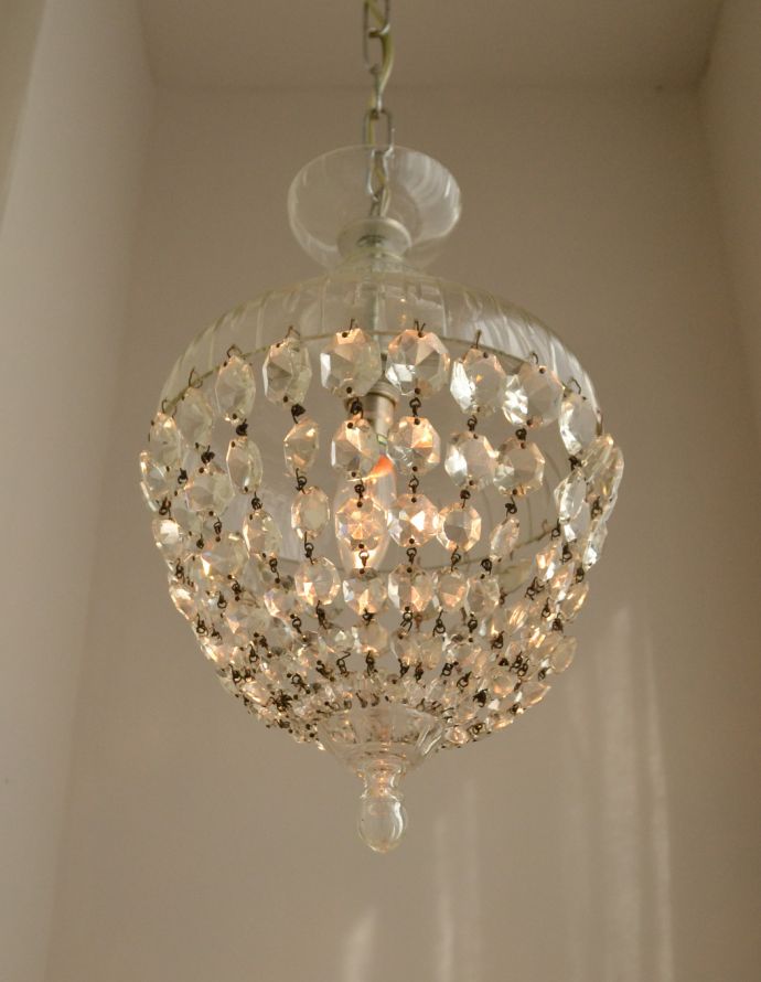 シャンデリア　照明・ライティング　ガラスパーツがたっぷり付いた、きらきら輝くフランスアンティークシャンデリア（Ｂ22シャンデリア球付）。灯りが灯るとさらにゴージャスな雰囲気になります。(m-1257-z)