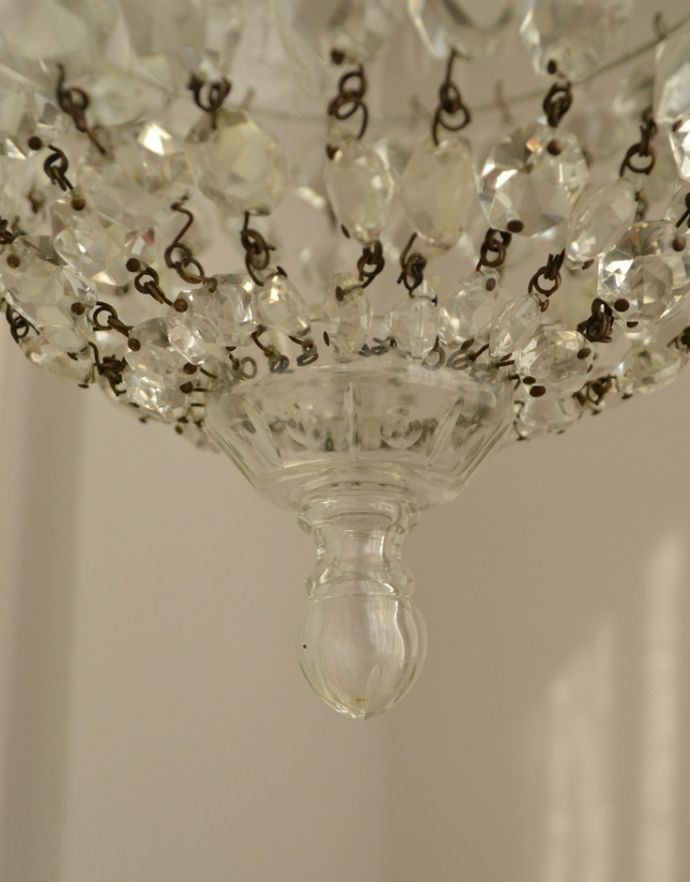 シャンデリア　照明・ライティング　ガラスパーツがたっぷり付いた、きらきら輝くフランスアンティークシャンデリア（Ｂ22シャンデリア球付）。ガラスのアクセサリーがキラキラ輝きます。(m-1257-z)