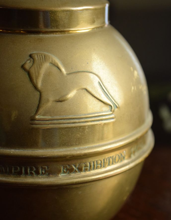シルバーのテーブルウェア　アンティーク雑貨　1924年大英帝国博覧会のイギリスで見つけたアンティークLiptonティーキャディ。ライオンマークの下にはBRITISH EMPIRE EXHIBITION 1924のマーク入りです。(m-1295-z)