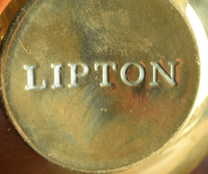 シルバーのテーブルウェア　アンティーク雑貨　1924年大英帝国博覧会のイギリスで見つけたアンティークLiptonティーキャディ。底にはLIPTONのマーク入り。(m-1295-z)