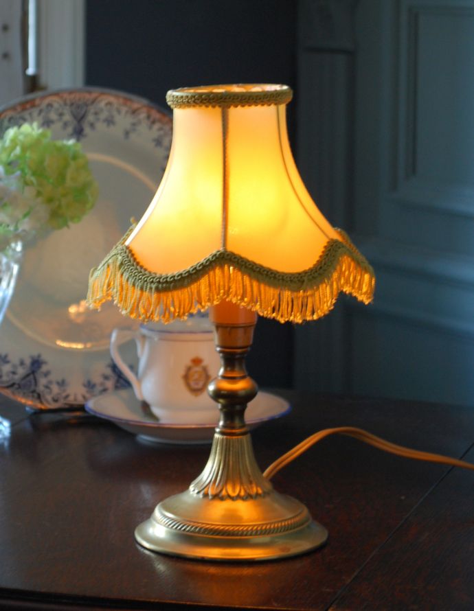 フランスのアンティーク雑貨、優しく灯るフリンジ付きのランプシェード