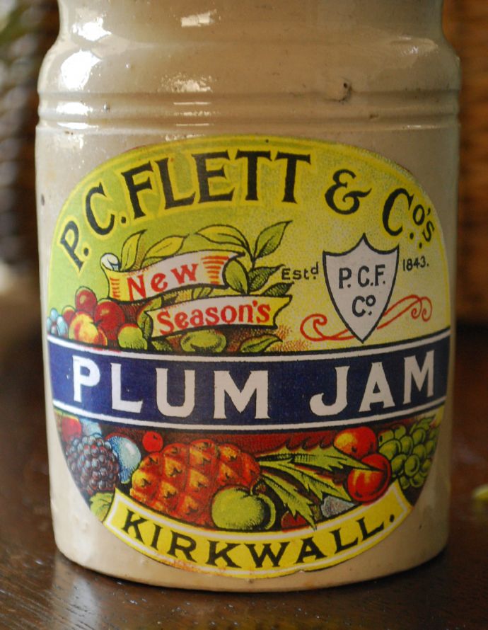 ジャムポット　アンティーク雑貨　イギリスアンティークの陶器ジャー 、ジャムポット「PLUM」。フチに１本ラインがあるのもおしゃれなポイントの一つ。(m-1361-z)