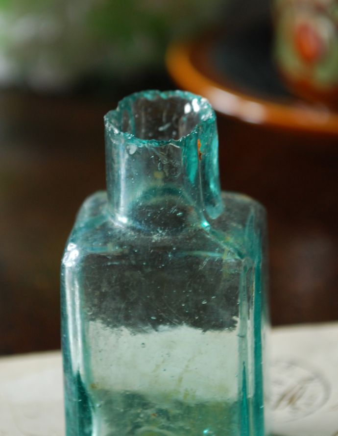 ナチュラルカントリースタイル　アンティーク雑貨　アンティークガラスボトル、濃いブルーグリーン色がキレイな四角のインクボトル。１輪挿しにしたり、窓辺に置くと１つ１つ違うガラスの表情が楽しめます。(m-1364-z)
