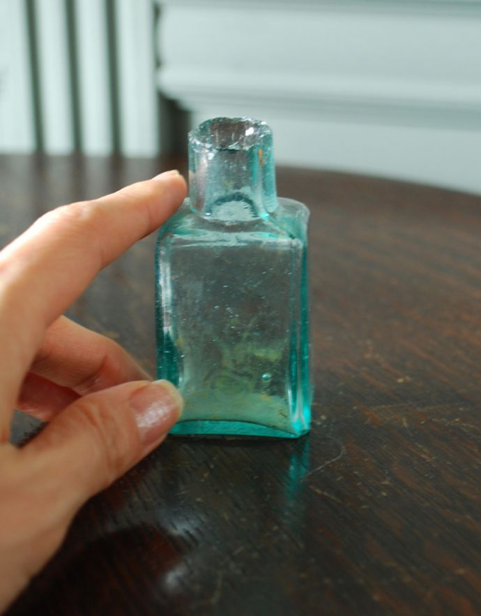 ナチュラルカントリースタイル　アンティーク雑貨　アンティークガラスボトル、濃いブルーグリーン色がキレイな四角のインクボトル。長年使われてきたインクボトルはとっても味わい深い一品です。(m-1364-z)