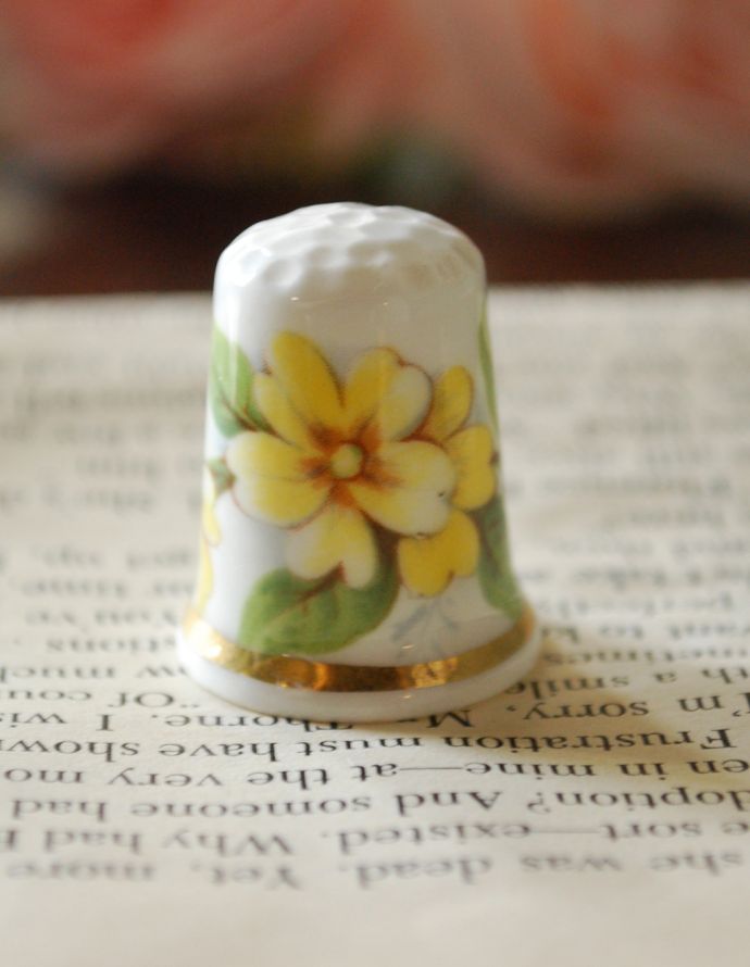 シンブル（指サック）　アンティーク雑貨　ボーンチャイナのアンティークシンブル（黄色のお花）。黄色のお花がデザインされているので、小さくても華やかな印象です。(m-1377-z)