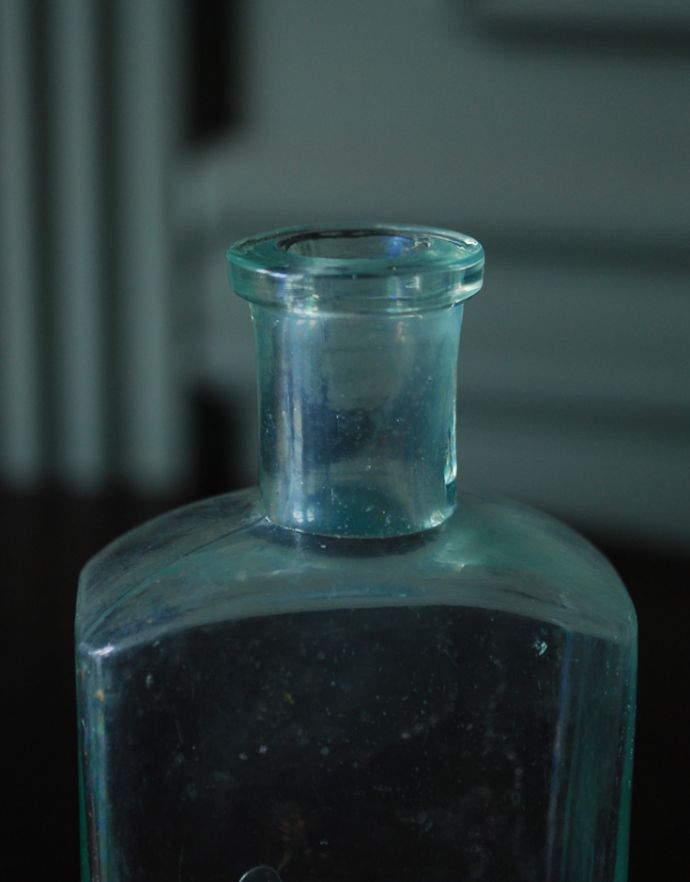 大きな気泡が入った、綺麗なアンティークガラスボトル(m-1380-z 