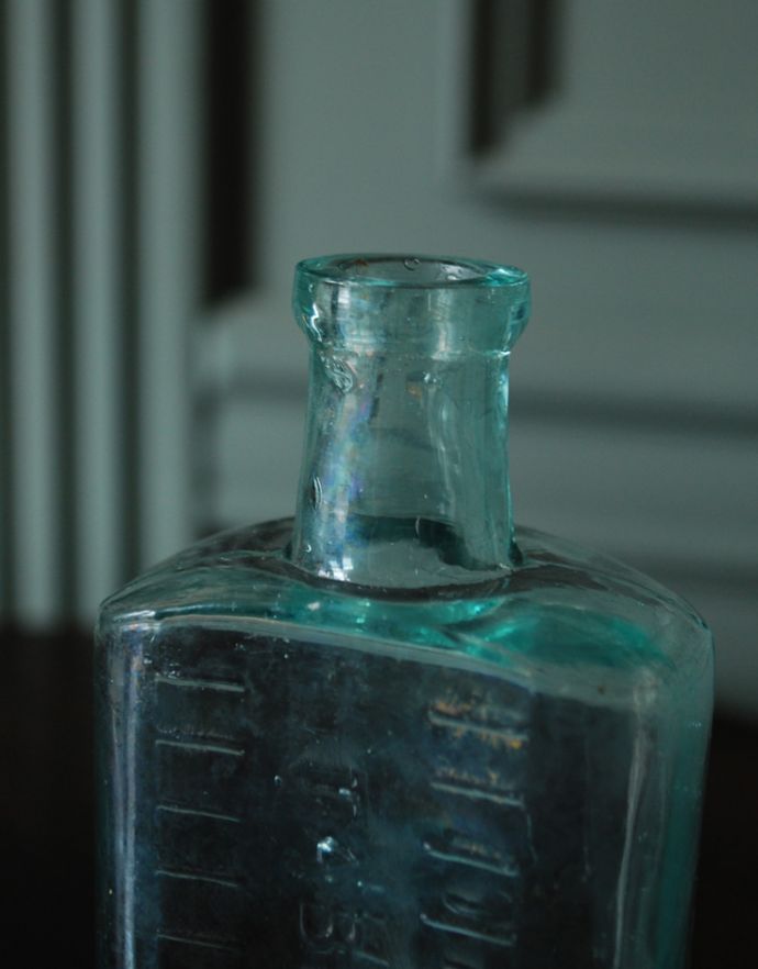 ナチュラルカントリースタイル　アンティーク雑貨　アンティークガラス雑貨、目盛り付きガラスボトル「TABLE SPOON」。長年使われてきたボトルはとっても味わい深い一品です。(m-1381-z)