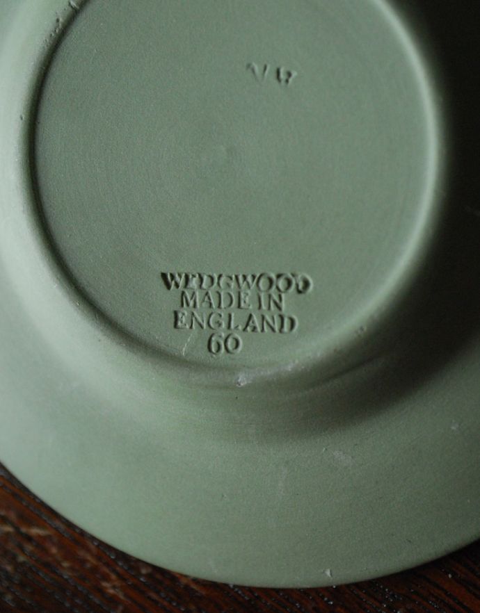 ジャスパーウェア　アンティーク雑貨　アンティークウェッジウッド、ジャスパーウェアのアッシュトレイ（灰皿）。裏面にはロゴが刻まれています。(m-1405-z)