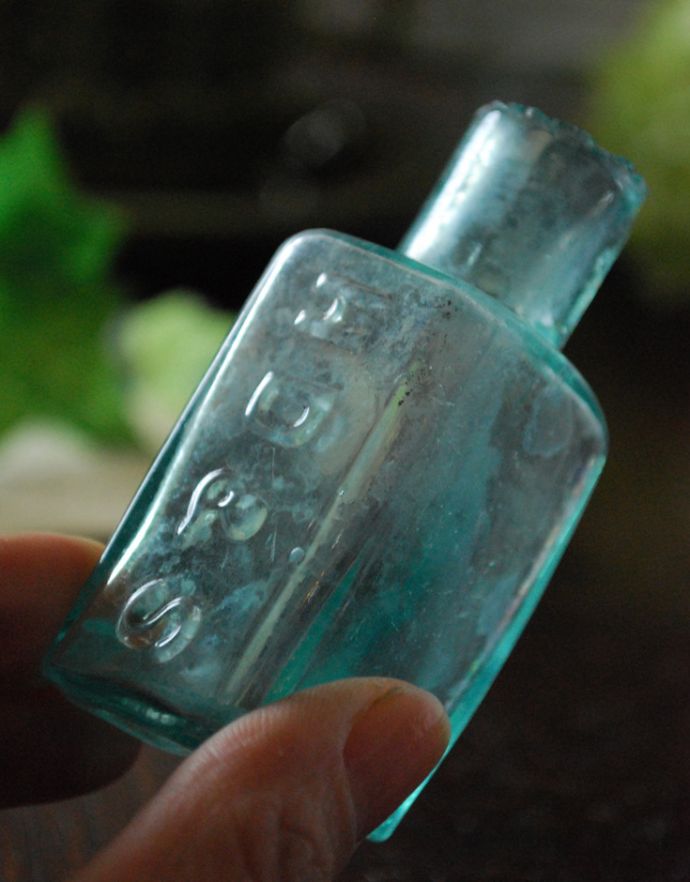 ナチュラルカントリースタイル　アンティーク雑貨　アンティークガラスボトル、透き通るブルー色がキレイな四角のインクボトル（エンボス入り）。珍しいエンボス入りです。(m-1406-z)
