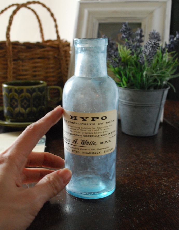 アンティーク ガラスボトル　アンティーク雑貨　アンティークガラス雑貨、淡いブルーがキレイなステッカー付きガラスボトル（ＨＹＰＯ）。ミルクや薬品、調味料など様々な用途で使われてきたアンティークボトルたちです。(m-1407-z)