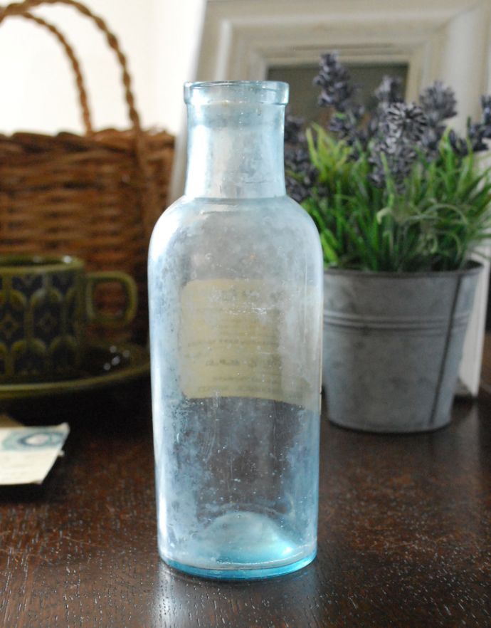 アンティーク ガラスボトル　アンティーク雑貨　アンティークガラス雑貨、淡いブルーがキレイなステッカー付きガラスボトル（ＨＹＰＯ）。アンティークのため、多少の欠け・傷がある場合がありますが、使用上問題はありませんので、ご了承下さい。(m-1407-z)