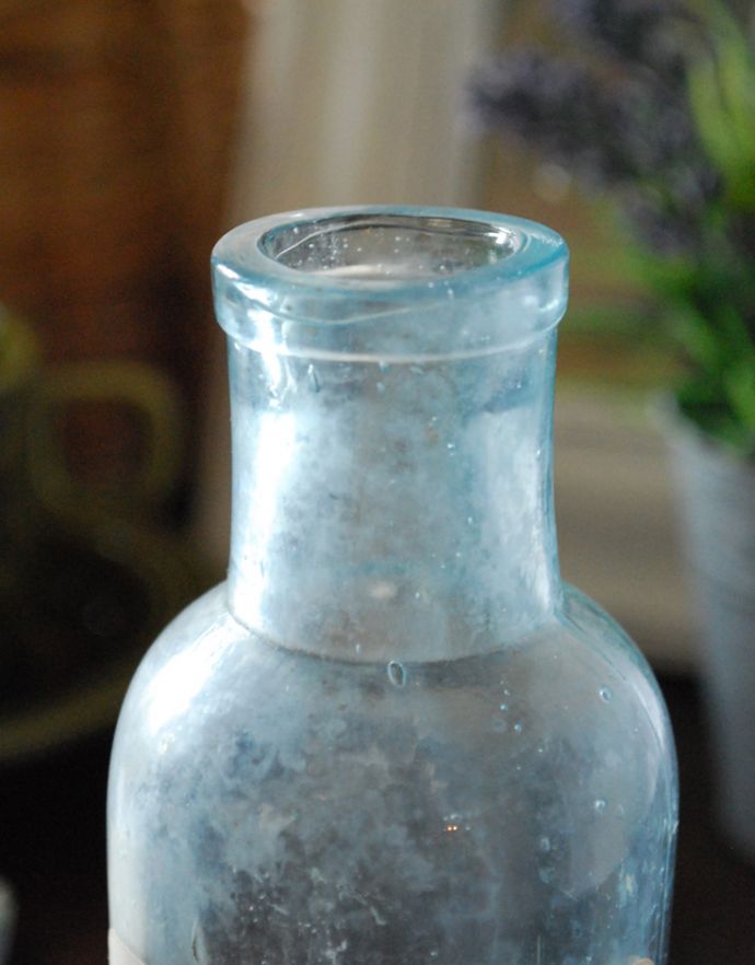 アンティーク ガラスボトル　アンティーク雑貨　アンティークガラス雑貨、淡いブルーがキレイなステッカー付きガラスボトル（ＨＹＰＯ）。長年使われてきたボトルはとっても味わい深い一品です。(m-1407-z)