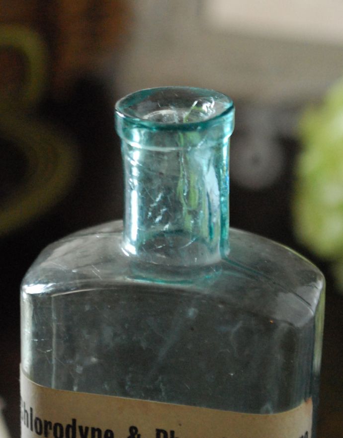 ナチュラルカントリースタイル　アンティーク雑貨　淡いブルーがキレイなステッカー付きアンティークガラスボトル。長年使われてきたボトルはとっても味わい深い一品です。(m-1412-z)