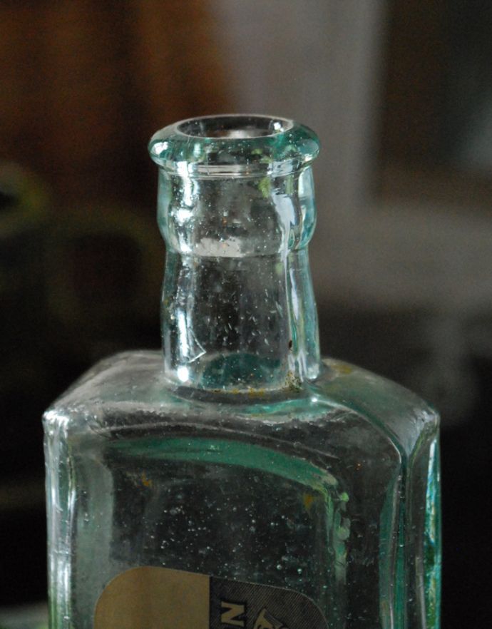 ナチュラルカントリースタイル　アンティーク雑貨　気泡がたっぷり入ったステッカー付きアンティークガラスボトル(DISTILLED WATER)。長年使われてきたボトルはとっても味わい深い一品です。(m-1413-z)