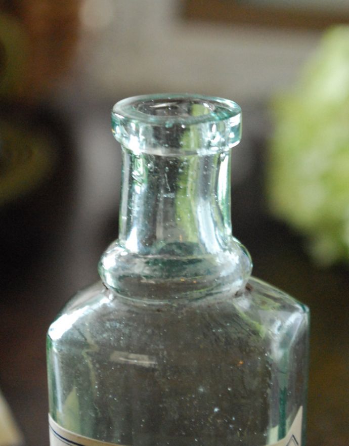 ナチュラルカントリースタイル　アンティーク雑貨　小さなステッカー付きアンティークガラスボトル(SAL AMMONIAC)。長年使われてきたボトルはとっても味わい深い一品です。(m-1415-z)