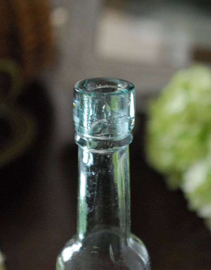 ナチュラルカントリースタイル　アンティーク雑貨　１輪挿しにピッタリな、ステッカー付きアンティークガラスボトル。長年使われてきたボトルはとっても味わい深い一品です。(m-1416-z)