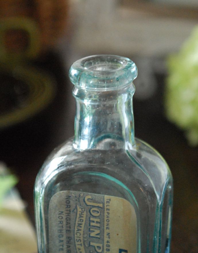 ナチュラルカントリースタイル　アンティーク雑貨　１輪挿しにピッタリな、ステッカー付きアンティークガラスボトル（LINSEED）。長年使われてきたボトルはとっても味わい深い一品です。(m-1417-z)