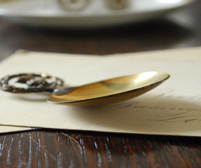シルバーのテーブルウェア　アンティーク雑貨　アンティーク真鍮製キャンディスプーン（パイナップル）。真鍮は使えば使うほど、味わい深くなっていきます。(m-1422-z)