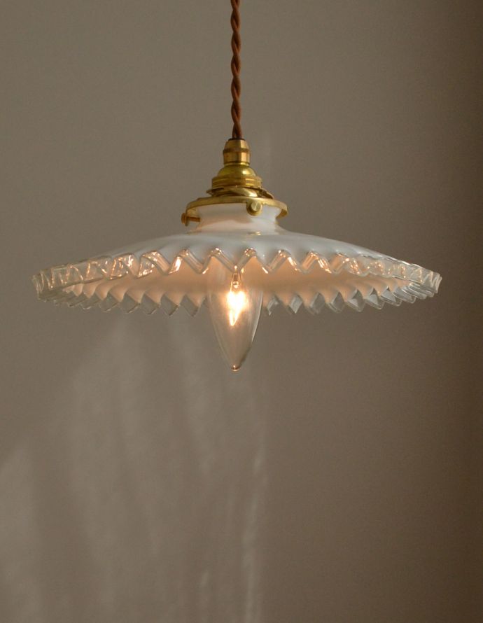 ペンダントライト　照明・ライティング　フレンチフリルのミルクガラス照明、アンティークペンダントライト（コード・シャンデリア電球・ギャラリーA付き）。縁どりのフリルはクリアになっています。(m-1435-z)