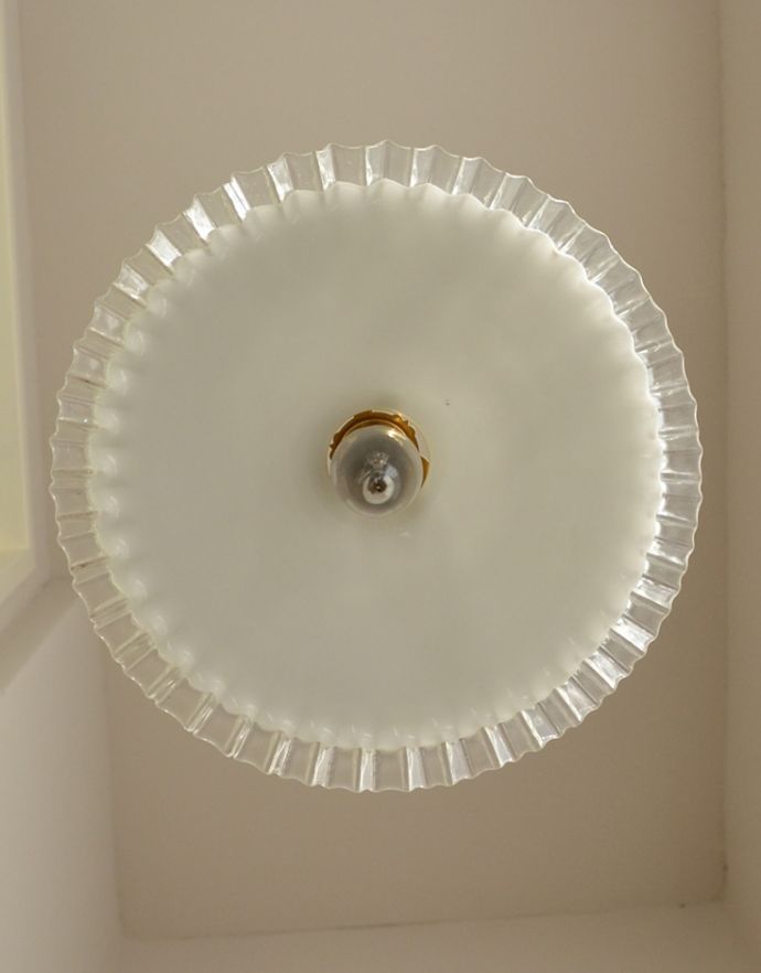 ペンダントライト　照明・ライティング　フレンチフリルのミルクガラス照明、アンティークペンダントライト（コード・シャンデリア電球・ギャラリーA付き）。下から見るとこんな感じです。(m-1435-z)