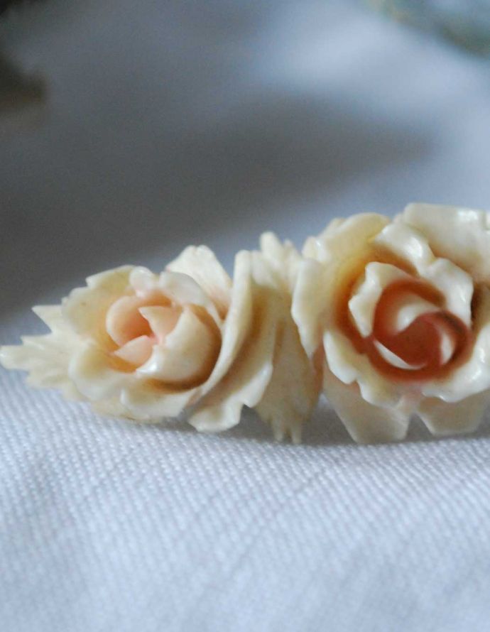 アンティークアクセサリー　アンティーク雑貨　イギリスで見つけたアンティークアクセサリー、可愛い薔薇のブローチ。バラの花びら一枚一枚まで作りこまれた可憐なブローチです。(m-1438-z)