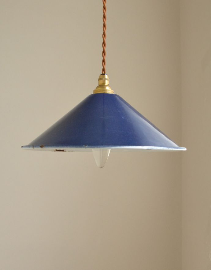 ペンダントライト　照明・ライティング　北欧テイストのヴィンテージ照明、ホーロー製のペンダントライト（ブルー）（コード・シャンデリア電球付き・ギャラリーなし）。電気がついていないときは、シェードのブルーが際立ちます。(m-1449-z)