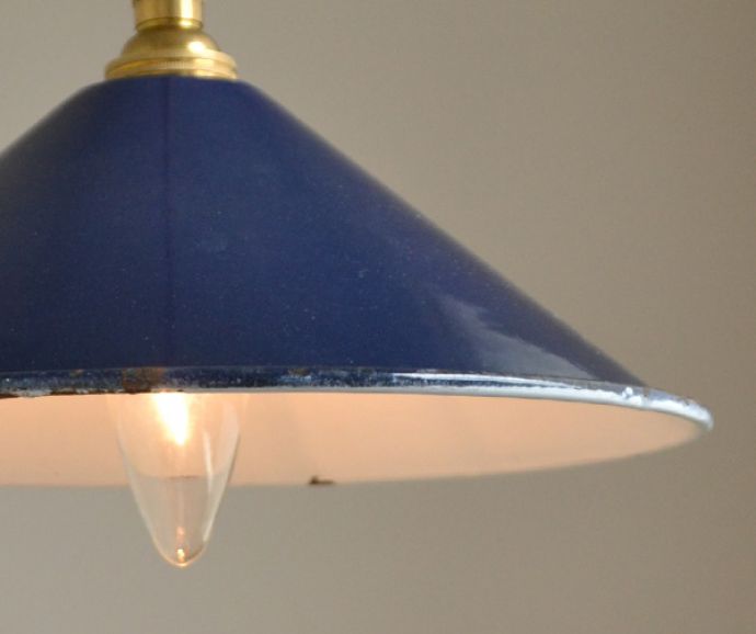 ペンダントライト　照明・ライティング　北欧テイストのヴィンテージ照明、ホーロー製のペンダントライト（ブルー）（コード・シャンデリア電球付き・ギャラリーなし）。どこかレトロな雰囲気を感じさせるホウロウ製のペンダントシェード。(m-1449-z)